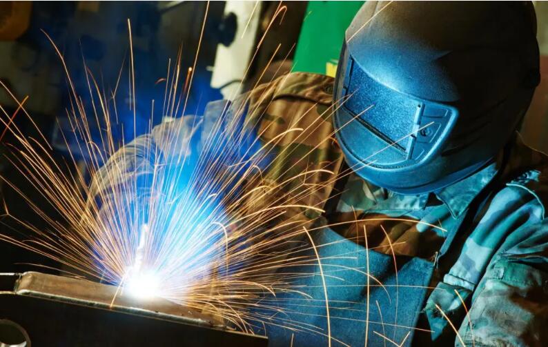 迎戰(zhàn)高溫“烤”驗|焊接鋪管、高空“蜘蛛人”……建筑工人鏖戰(zhàn)高溫科學(xué)作業(yè)