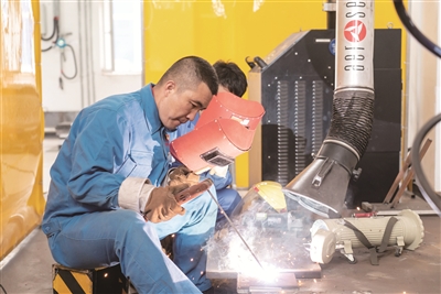 首都勞動獎?wù)芦@得者、首鋼京唐公司中厚板事業(yè)部焊工劉鑫：焊花照耀工匠之路